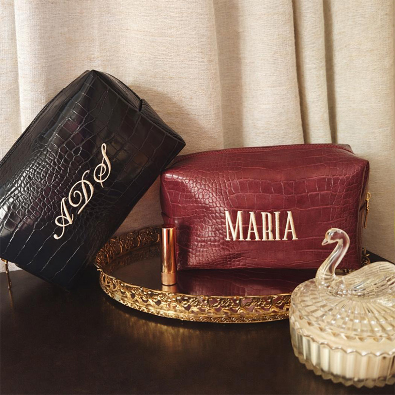 Travel Accessories Gift Ideas - กระเป๋าเครื่องสำอางปักลาย Croc แบบส่วนตัว กระเป๋าใส่เครื่องสำอางวีแกนสุดหรู ของขวัญสำหรับเธอ ไอเดียของขวัญเพื่อนเจ้าสาว
