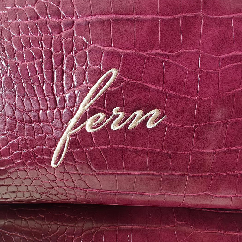 กระเป๋าเครื่องสำอางปักลาย Croc - Travel Accessories Gift Ideas บทวิจารณ์และราคา